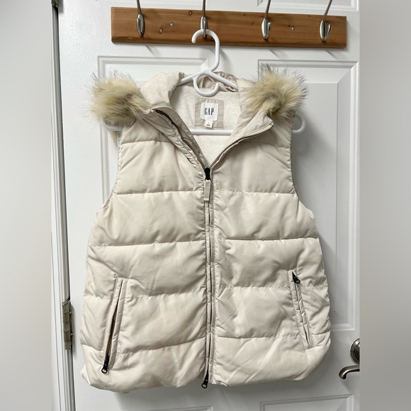 GAP Jackets & Blazers - GAP PUFFY VEST FAUX FUR TRIMMED HOOD